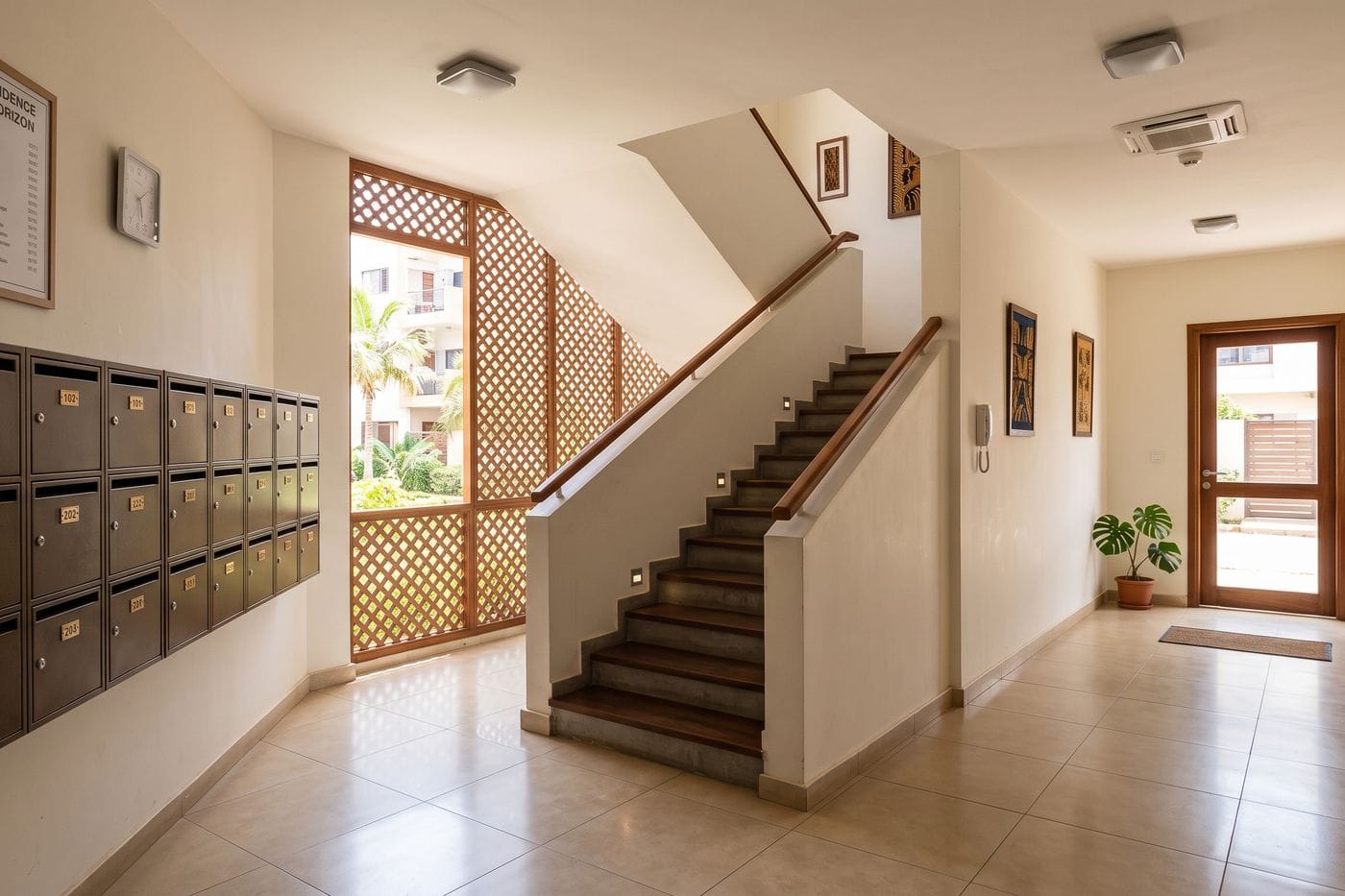 Hall d'immeuble et boîtes aux lettres, Copropriété, Mermoz